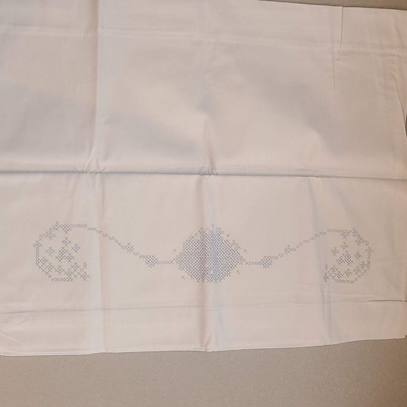NWT Set of 2 Pillow Cases with Cross-Stitch Pattern - Picture 7 of 7